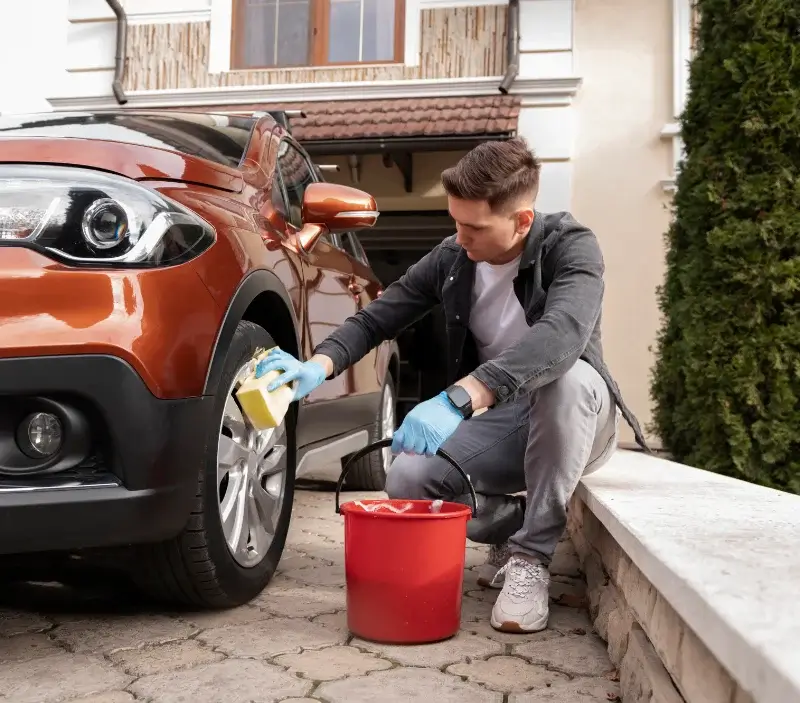 Lavage auto à domicile Saint-Bonnet-de-Bellac : professionnel intervenant sur un véhicule
